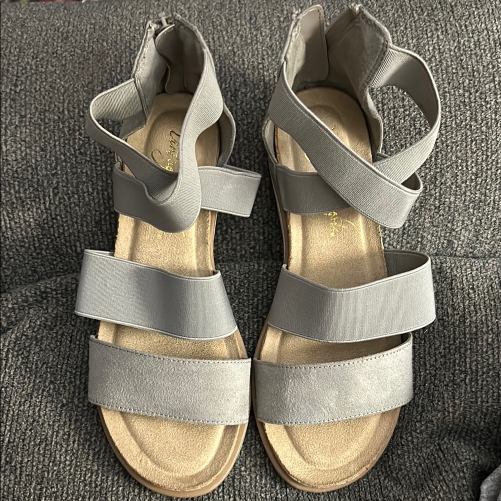 Beautiful grey gray zipper back flat sandals Vintage 7 & Eight size 6